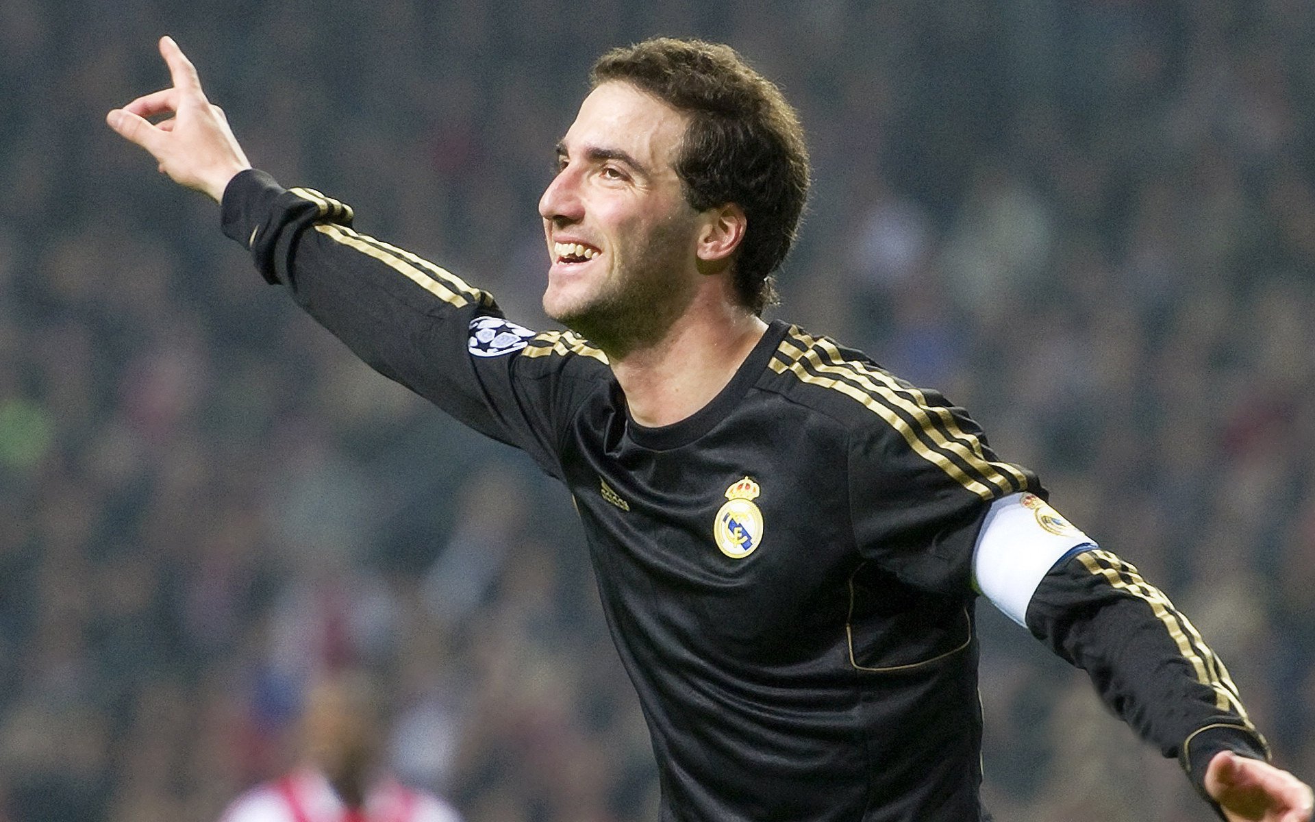 九游官网下载电脑版-德甲争冠激战：节奏快、技巧高，场面火热，德甲打法